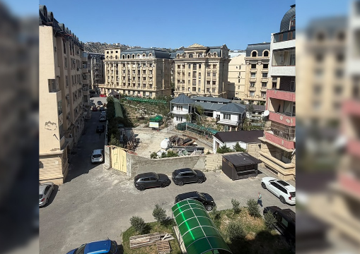 “Bəy Mamed” yaşayış kompleksinin həyətini hasarlayıb özünə villa tikdirir” –&nbsp;Fotolar