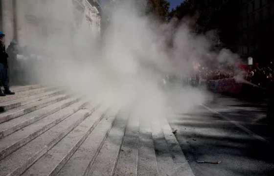 Məktəblilər Təhsil Nazirliyinin binasına fişənglə&nbsp;hücum etdilər