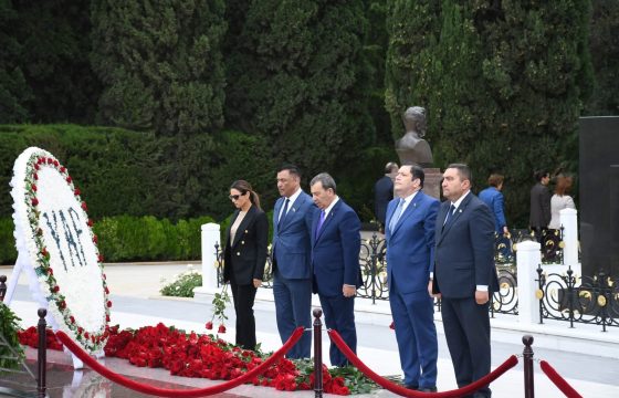 YAP VIII Qurultayının nümayəndələri Fəxri xiyabanda Heydər Əliyevin məzarını ziyarət edib