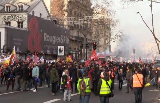 Etirazlara qoşulan oğlunu döyə-döyə evə apardı – Video