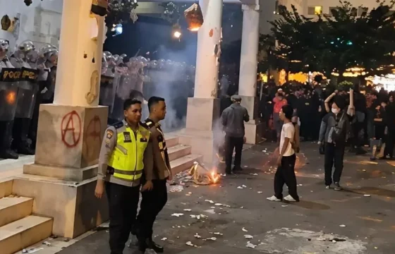 Bu ölkədə tələbələr etiraza qalxdı
